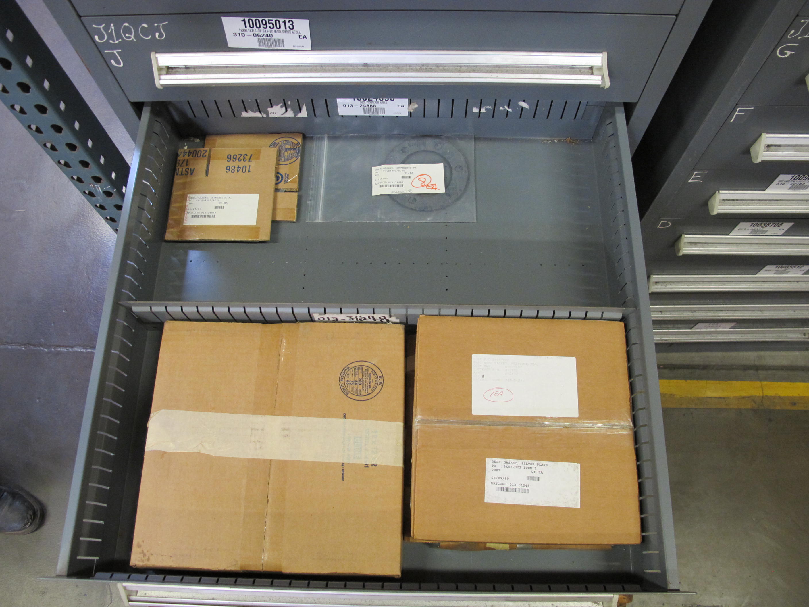 STANLEY VIDMAR HEAVY DUTY 11-DRAWER PARTS CABINET W/ CONTENTS (W-50) LOADING & HANDLING FEE $25-